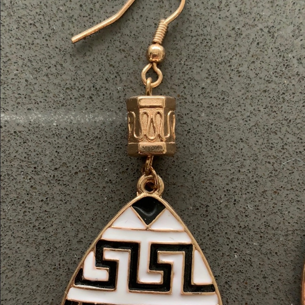 Dangle earrings. - Picture 3 of 4